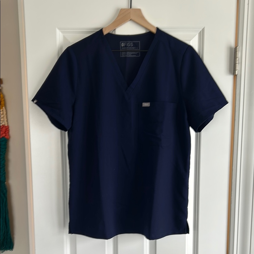 FIGS Women’s Catarina One-Pocket Scrub Top (navy)